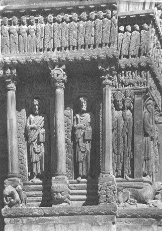 Westfacade, hoofdportaal, noordzijde: (van rechts naar links) beelden van sint Trophime, sint Jacobus de Mindere, sint Bartholomeus; latei: processie van de uitverkorenen.
