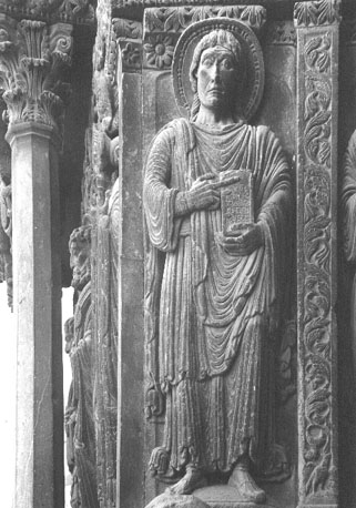 Westfacade, hoofdportaal, noordelijke portaalwang: beeld van Johannes de Evangelist