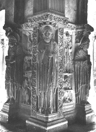 Kloostergang, noordwestelijke pijler: beelden van Petrus (links), sint Trophime (midden) en Johannes de Evangelist; reliëf (L): graf van herrezen Christus, reliëf (R): heilige vrouwen op weg naar graf