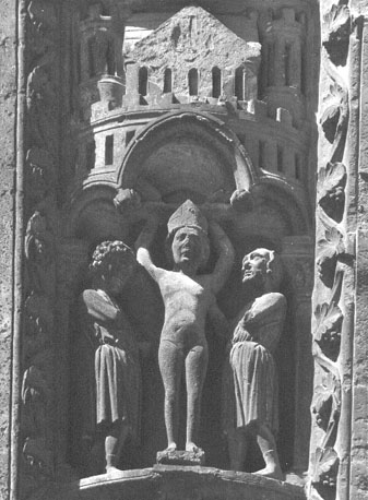 Zuidtransept, linker portaal / portiek, linker pijler, oostzijde: reliëf, heilige Blasius levend gevild (?)