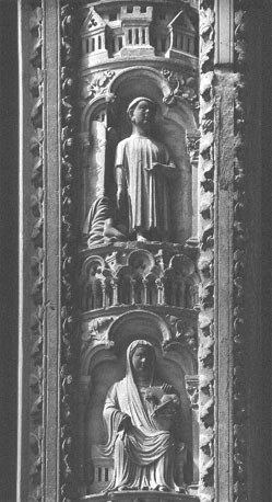 Zuidtransept, linkerportiek, linker pilaar, oostzijde, reliëfs: deugden en ondeugden, detail: gehoorzaamheid, onstand-vastigheid
