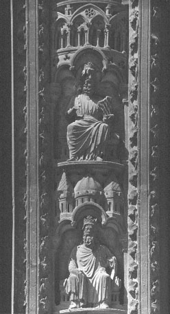 Zuidtransept, middelste portiek, pilaar, reliëfs: twee van de vierentwintig Oudsten