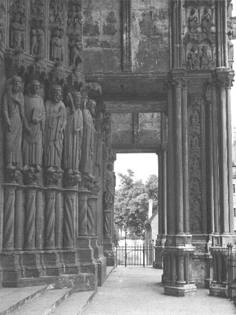 Zuidtransept, middenportaal, rechter portaalwang: beelden van Paulus, Johannes, Jakobus de Mindere, Bartholomeus en Mattheüs