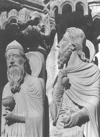 Noordtransept, middenportaal, linker dag-kant: beelden van Melchisedek en Abra-ham