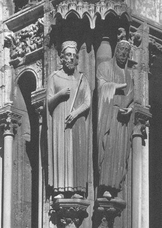 Noordtransept, rechter portiek, linkerkant: standbeelden