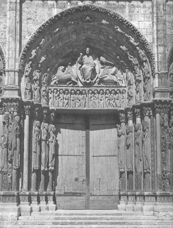 Westfacade, Portail Royal, midden-portaal: (timpaan) Christus in mandorla omgeven door de symbolen van de vier evangelisten; latei: twaalf apostelen