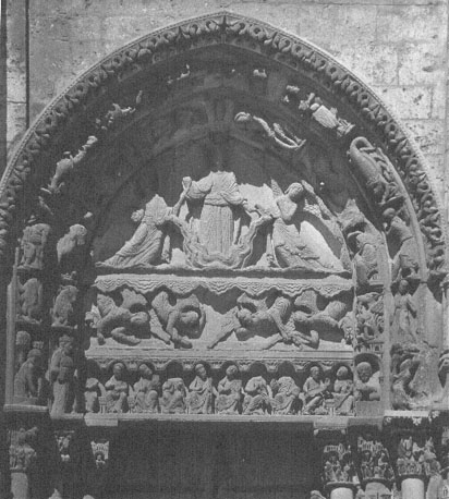Westfacade, Portail Royal, linker portaal, timpaan: Hemelvaart van Christus; engelen kondigen de Wederkomst aan; archivolten: maandkalender met werkzaamheden van de maanden van het jaar en Dierenriem
