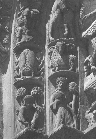 Westfacade, Portail Royal, linker portaal, archivolten: maandkalender met werkzaamheden van de maanden van het jaar en Dierenriem (april, mei, juli, augustus, kreeft en ram