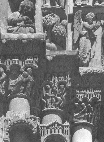 Westfacade, Portail Royal, rechter portaal, fries, detail: kapitelen (links van deur)