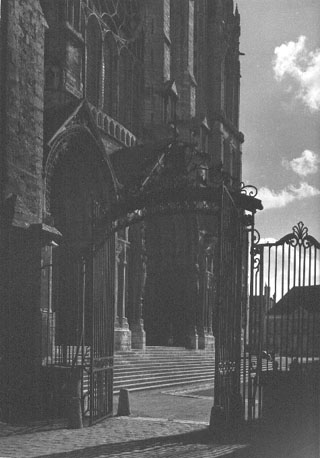 Zicht op portalen van noordtransept