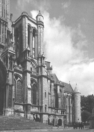 Zuidtransept (detail), koor en kapel van Saint Piat (rechts)