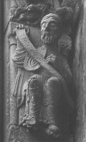 Westfacade, Portail Royal, rechter portaal, linker portaalwang: klein, zittend figuur uit het Oude Testament