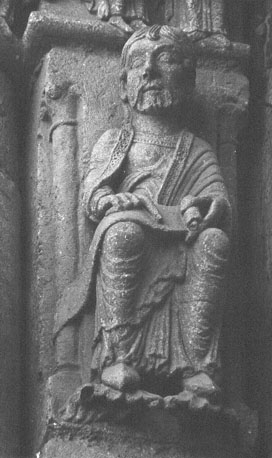 Westfacade, Portail Royal, middenportaal, linkerkant, deurstijl: klein, zittend figuur uit het Oude Testament