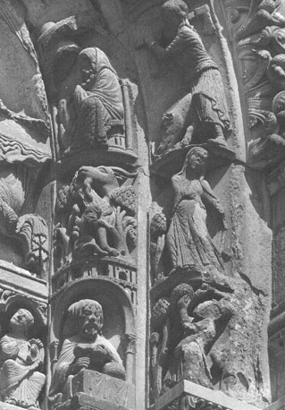 Westfacade, Portail Royal, linker portaal, archivolten: maandkalender met werkzaamheden van de maanden van het jaar en Dierenriem (januari, februari, oktober, november, steenbok en weegschaal)