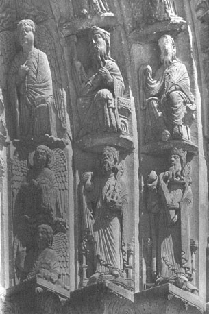 Westfacade, Portail Royal, midden portaal, archivolten, rechtsonder: engelen en enkele van de vierentwintig Oudsten