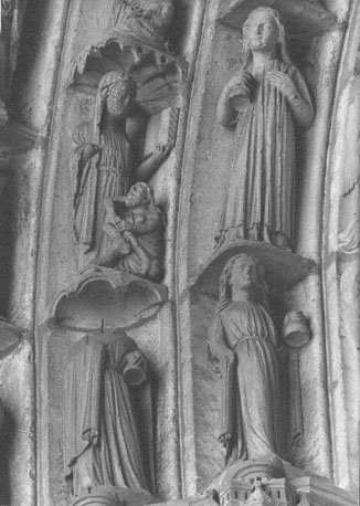 Noordtransept, limker portaal, archivolten (details): drie dwaze maagden en een voorstelling van Prudentia, aan haar voeten 'waanzin' (linksboven)