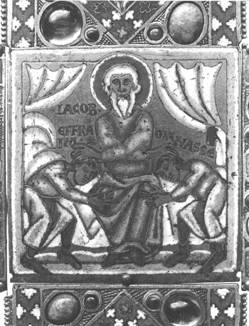 Emaillekruis met oudtestamentische scènes, detail (midden): Jakob zegent Efraïm en Manasse met gekruiste armen