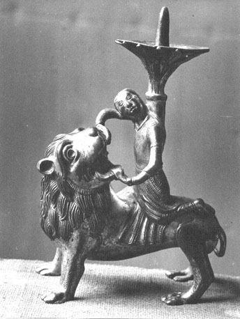 Romaanse kandelaar: man op de rug van een leeuw (Samson doodt de leeuw met zijn blote handen)