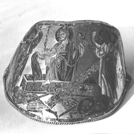 Armband of schouderstuk: Christus verrijst uit het graf; op de voorgrond: twee slapende soldaten; twee engelen aan de zijkanten