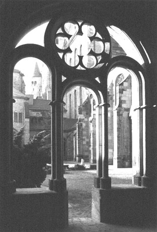 Kloosterhof gezien vanuit oostelijke kloostergang