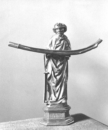 Figuur van sint Laurentius met reliek-houder - in de vorm van een rib - in zijn handen; rechts van hem: rooster