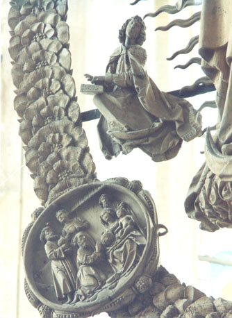 Marianum, Madonna omgeven door rozenkrans, detail: deel van rozenkrans, engel en medaillon met de aanbidding door de koningen