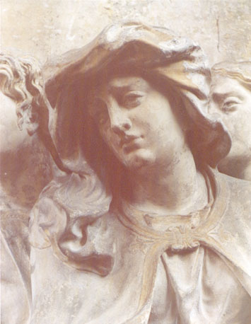 Vrouwenfiguur (bovenlichaam), twee gezichten van andere figuren op de achtergrond