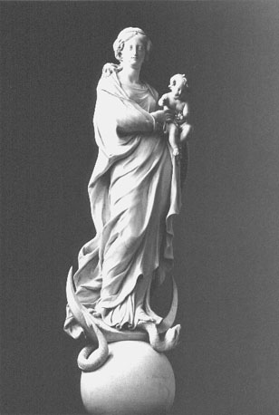 Maria met Christuskind, staande op de maansikkel