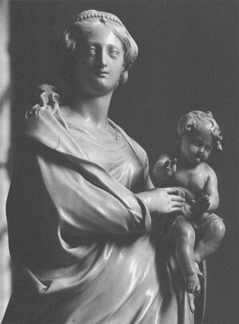 Staande Maria met Christuskind, detail: bovenste deel van het beeld