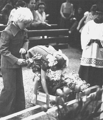 Katholiek leven in de 20e eeuw (kinderen met bloemen bedoeld voor de Maria-verering)