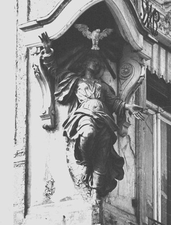 Maagd Maria, duif boven haar hoofd ("O.L. Vrouw ter Engelen"), op de hoek van een straat