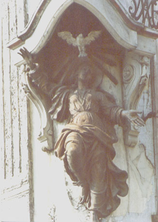 Maagd Maria, duif boven haar hoofd ("O.L. Vrouw ter Engelen"), op de hoek van een straat