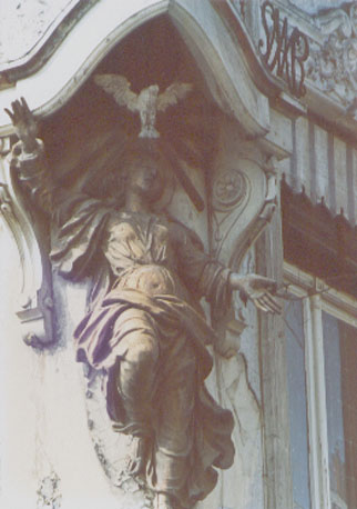 Maagd Maria, duif boven haar hoofd ("O.L. Vrouw ter Engelen"), op de hoek van een straat