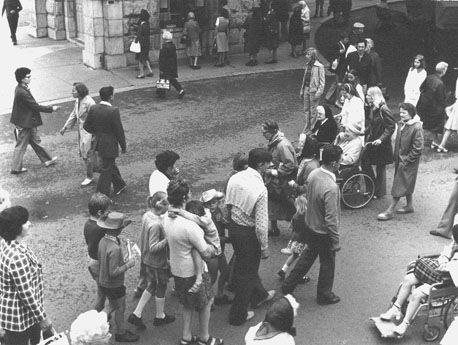 Katholiek leven in de 20e eeuw, mensen in Lourdes, bedevaartsplaats