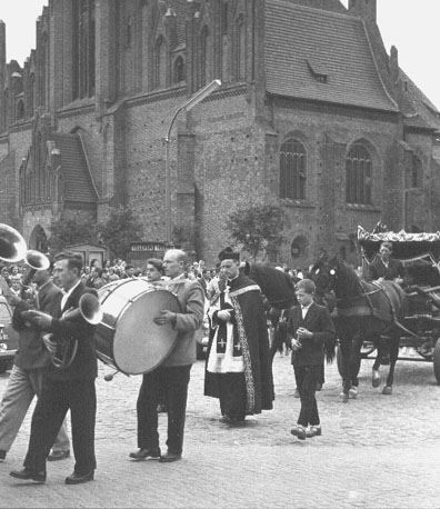 Katholiek leven in de 20e eeuw, begrafenisstoet