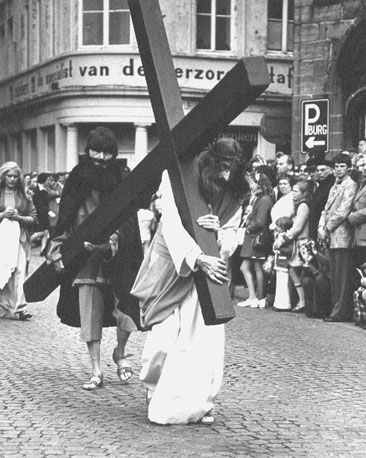 Katholiek leven in de 20e eeuw, Processie (kruisweg: Christus draagt het kruis)