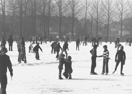 Winterse scène: schaatsen op het ijs