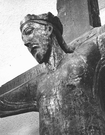 Crucifix: Christus, met koningskroon, aan het kruis, detail: bovenlichaam