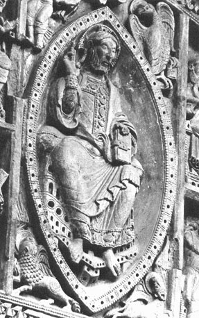 Westfacade, portaal met timpaan: Majestas Domini omgeven door de vier symbolen van de evangelisten