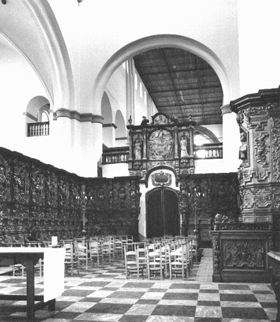 Koor met koorgestoelte en zicht op oksaal, vanuit het oosten