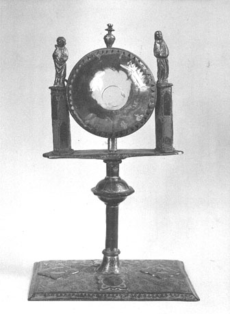 Monstrans met figuurtjes van Maria en Johannes
