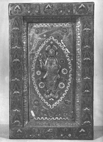 Plaque, boekband; middenplaat: Christus gezeten in mandorla, vergezeld door de symbolen van de evangelisten (Majestas Domini), omlijsting met émaille plaatjes