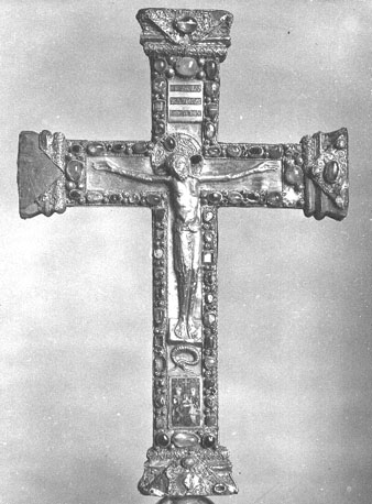 Processiekruis: Christus aan het kruis; detail onderste kruisvoet: hertog Otto van Beieren en Schwaben overhandigt het kruis aan zijn zus abdis Mathilde
