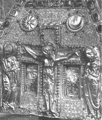 Schatkamer, reliekhouder (bijgenaamd "de Pepin"): Christus aan het kruis, Maria en Johannes aan weerszijden van het kruis; boven: zon en maan