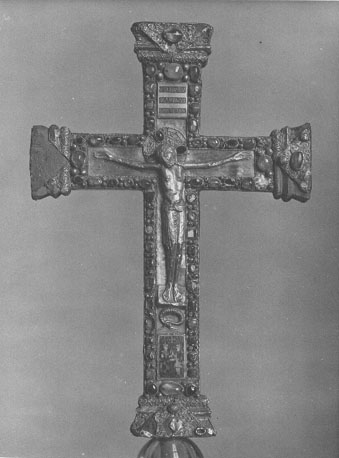 Processiekruis: Christus aan het kruis; detail onderste kruisvoet: hertog Otto van Beieren en Schwaben overhandigt het kruis aan zijn zus abdis Mathilde
