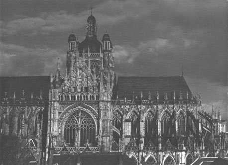Zicht op zuidelijke zijde van kathedraal: koor, transept en vieringstoren