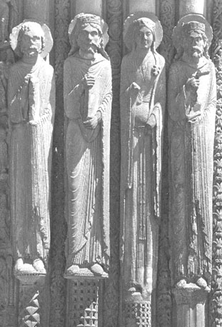 Westfacade, Portail Royal, midden portaal, rechter portaalwang, statue-colonnes: figuren uit het Oude testament (profeet, twee koningen en een koningin)