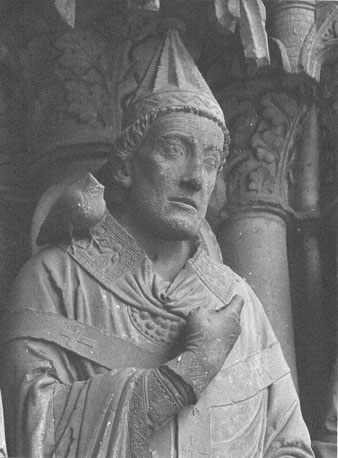Zuidfacade, rechter portaal, rechter portaalwang, statue-colonnes, detail: heilige Gregorius, duif op zijn rechterschouder