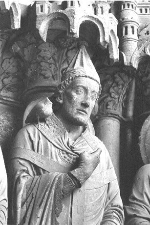 Zuidfacade, rechter portaal, rechter portaalwang, statue-colonnes, detail: heilige Gregorius, duif op zijn rechterschouder