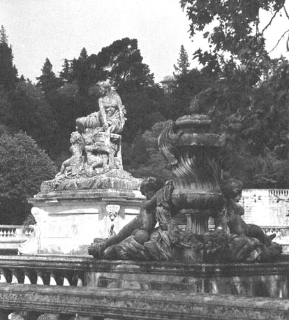 Zicht op beelden in park: waternimf (van Nemausus ?) en cupido's